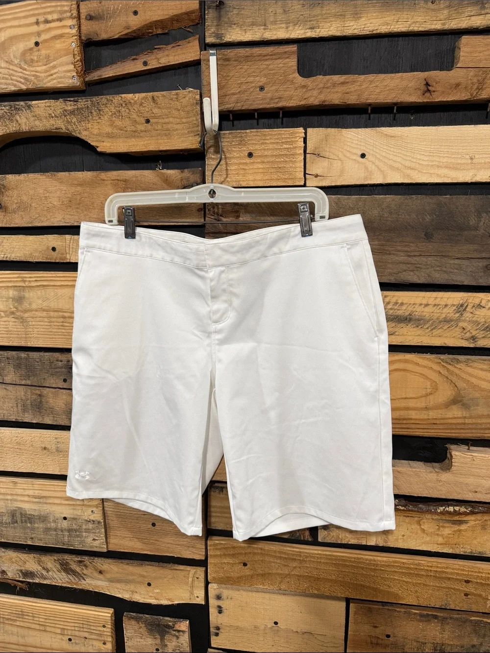 Under Armour Performance Women’s White Golf Shorts Size 14